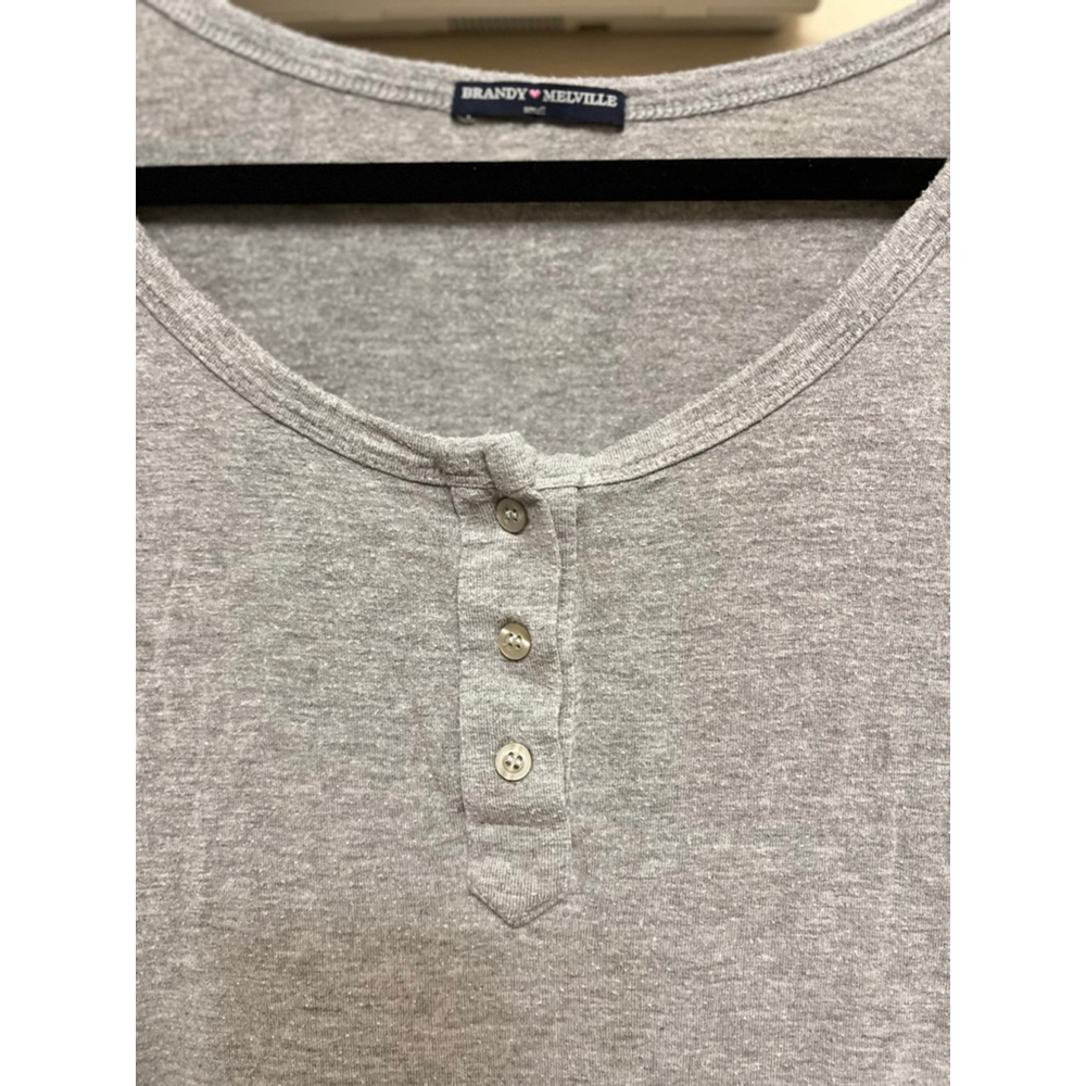 EUC Women's Brandy Melville Gray Short Sleeve Henley Tee S - Picture 3 of 5